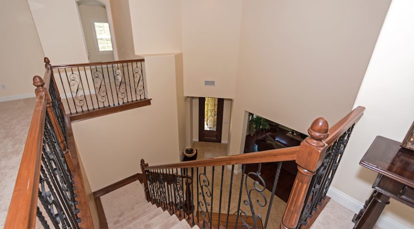 12 Spacious Landing Stairs Top - 1920 HAZEL NUT CT - AG