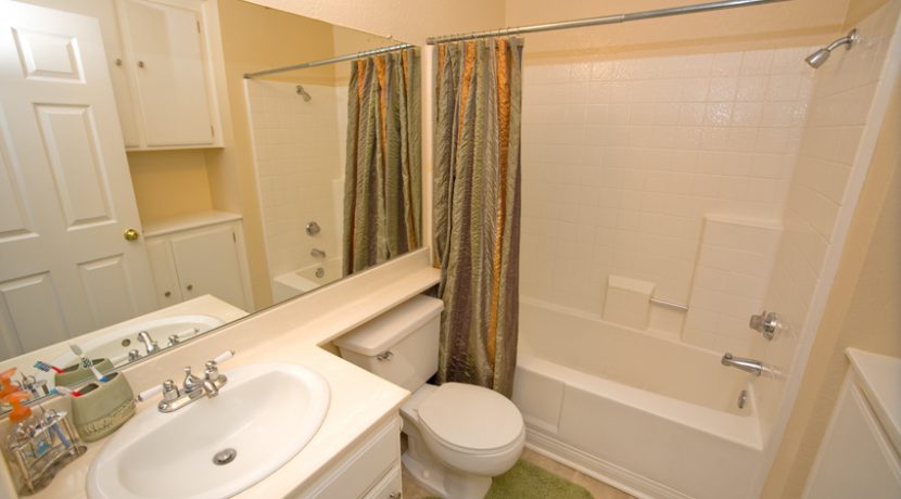 340-VIA-COLINAS-FULLBATH-02