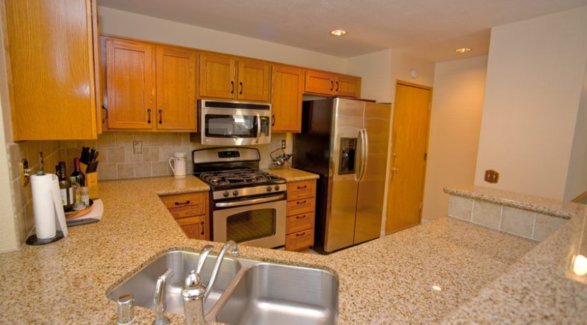 340-VIA-COLINAS-KITCHEN-01