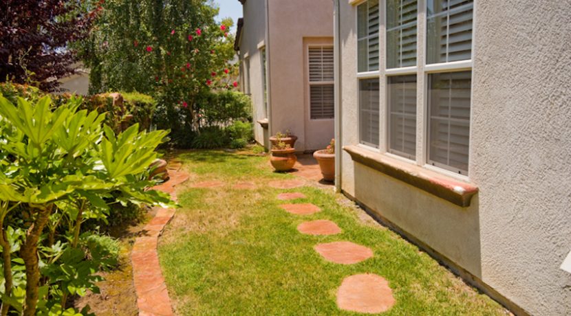 HOUSE-SIDEYARD