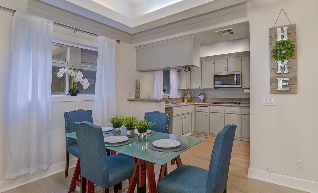 Dining Area & Kichen