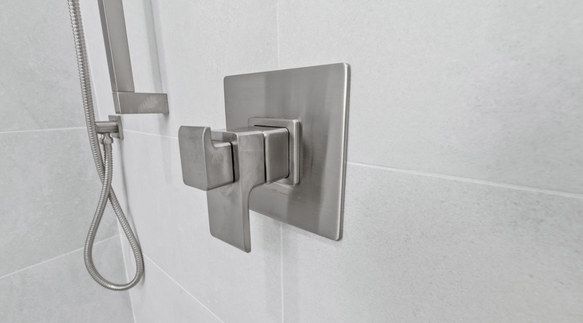 267 Stonecreek Court, Lake Sherwood - Shower stall hardware detial