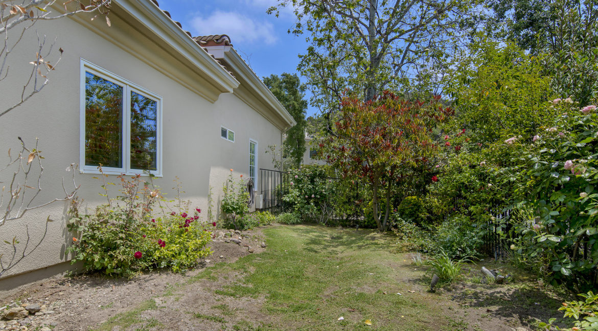267 Stonecreek Court, Lake Sherwood - South West Sideyard