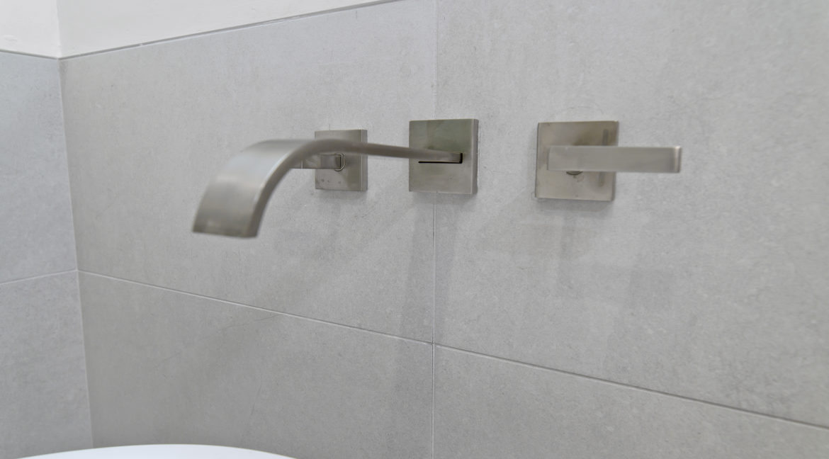 267 Stonecreek Court, Lake Sherwood - Main Bedroom Tub Filler and Faucet Handles Detail