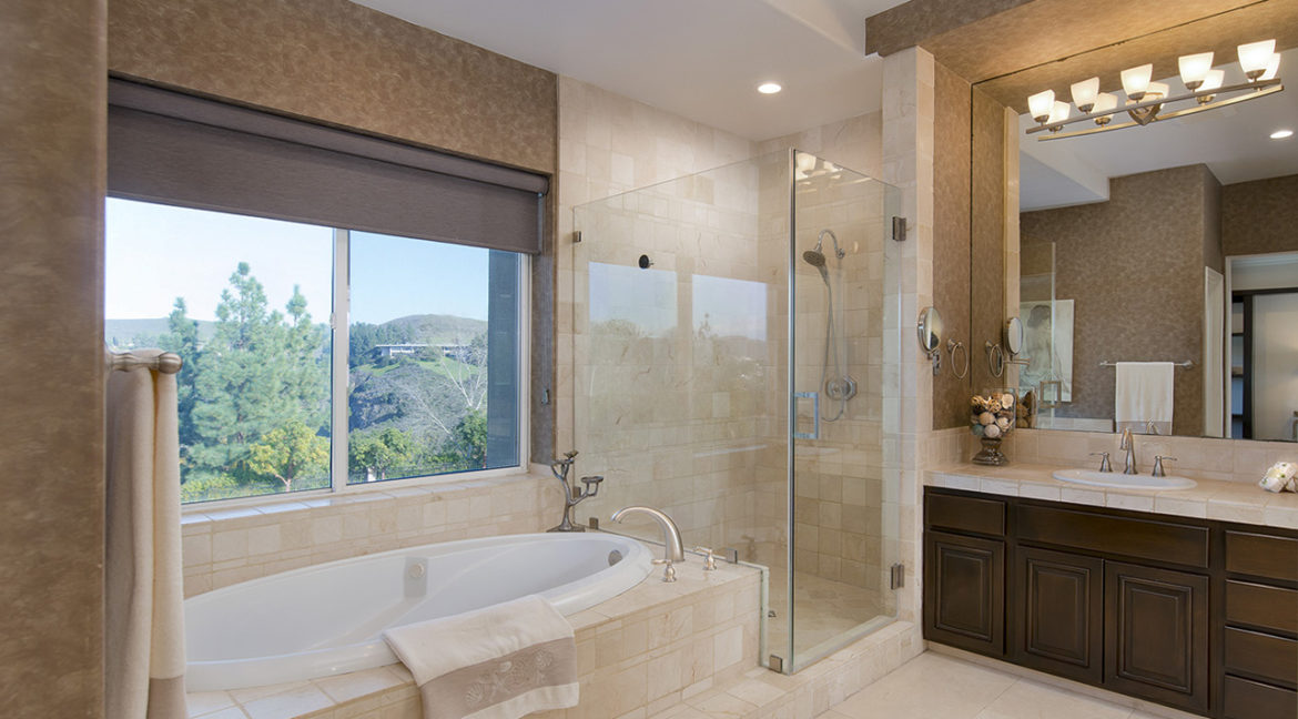 Main Bathroom Tub and Shower