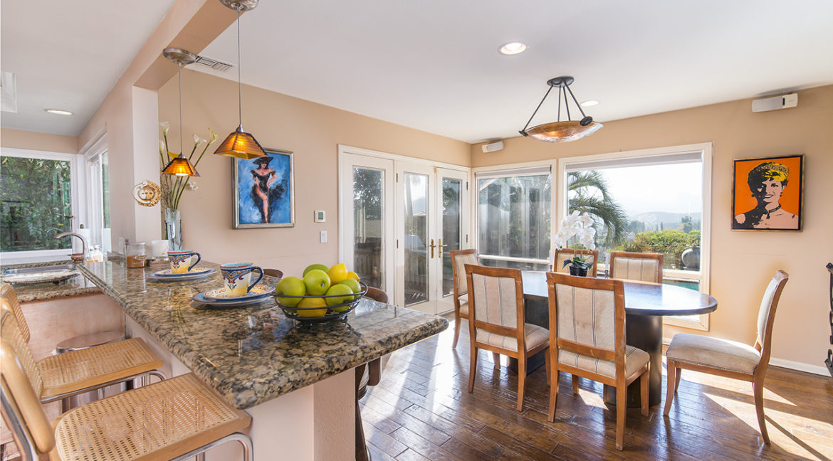 Dinning Room with View
