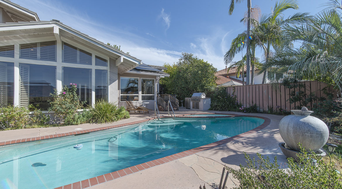 Large windows pool and grill