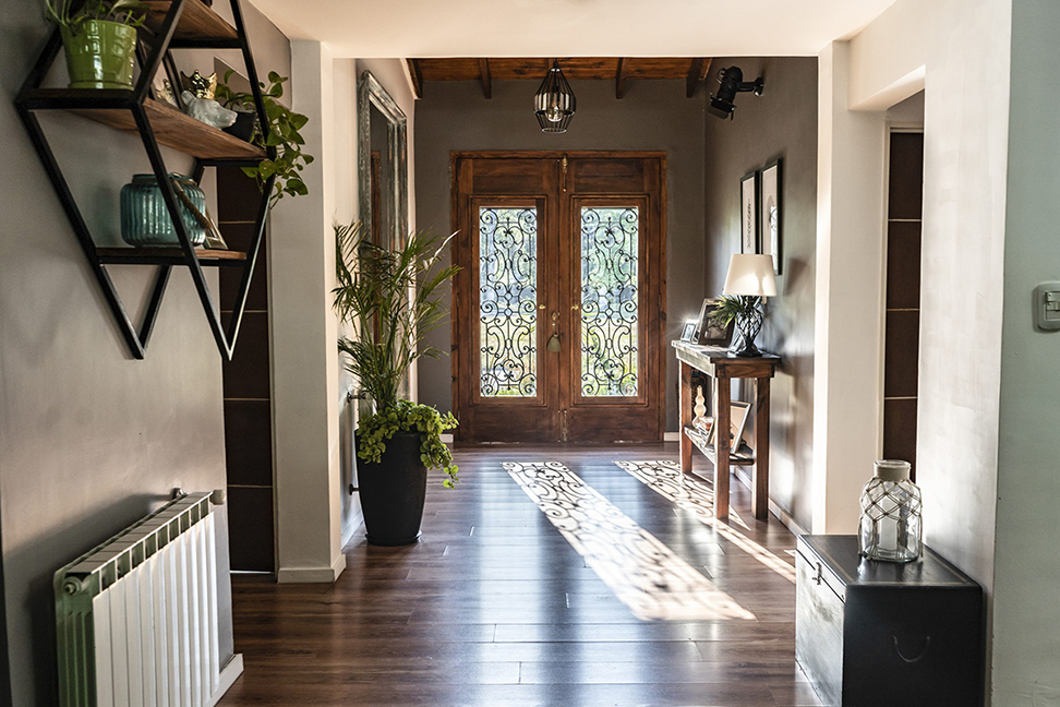 Conejo Valley Spring Prep 2026 quiet upgrades example: pristine threshold cleanliness and sightline staging in a Thousand Oaks entryway with natural daylight, hardwood floors, and neutral textures for luxury without renovation